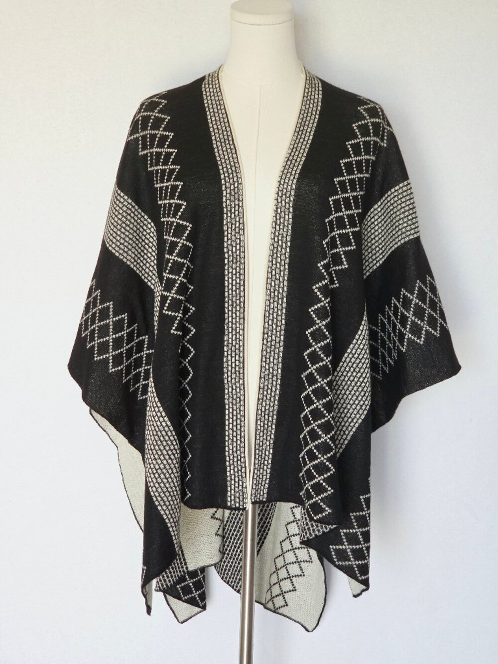 Peru Etnico 100% Baby Alpaca Cape Poncho Shawl Open Front Black White